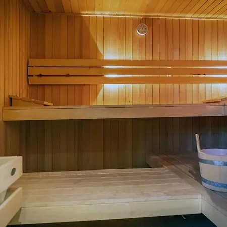 Вилла Thatched Wellness Near Texel Sea