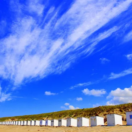 Вилла Thatched Wellness Near Texel Sea *