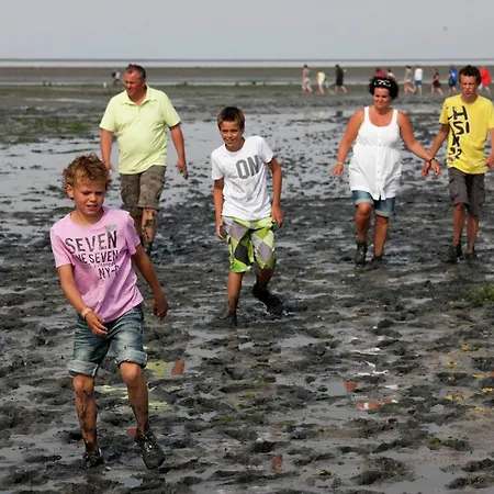 Вилла Thatched Wellness Near Texel Sea *