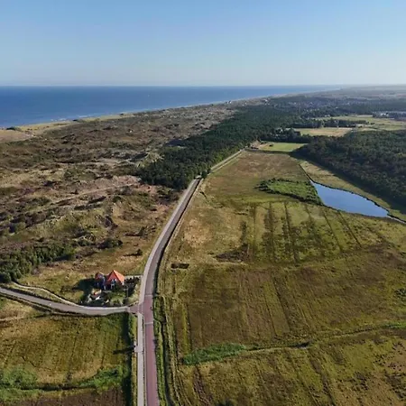Вилла Thatched Wellness Near Texel Sea *